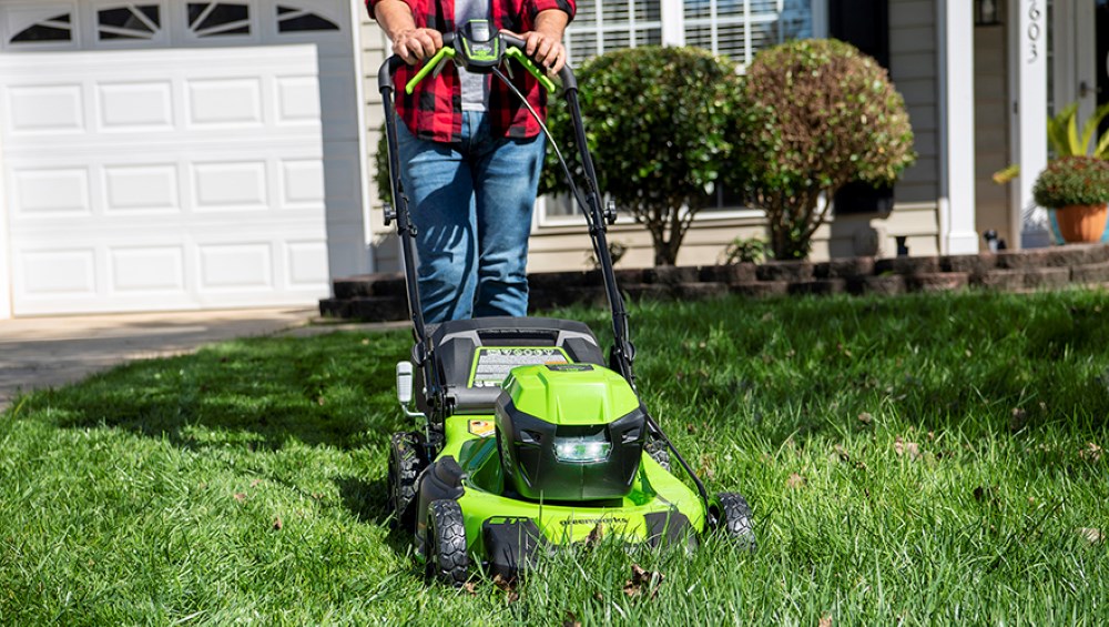 Ease of controlling between gas vs electric lawn mower