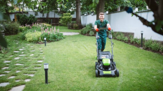 How to Mow The Lawn Correctly in 11 Steps